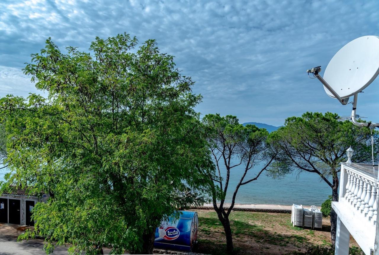Apartment Bor - On The Beach Malinska Esterno foto