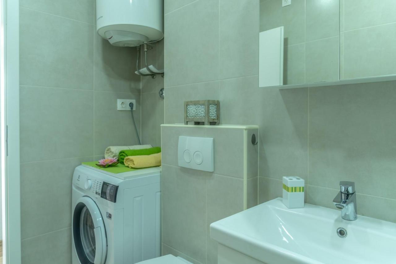 Apartment Bor - On The Beach Malinska Esterno foto