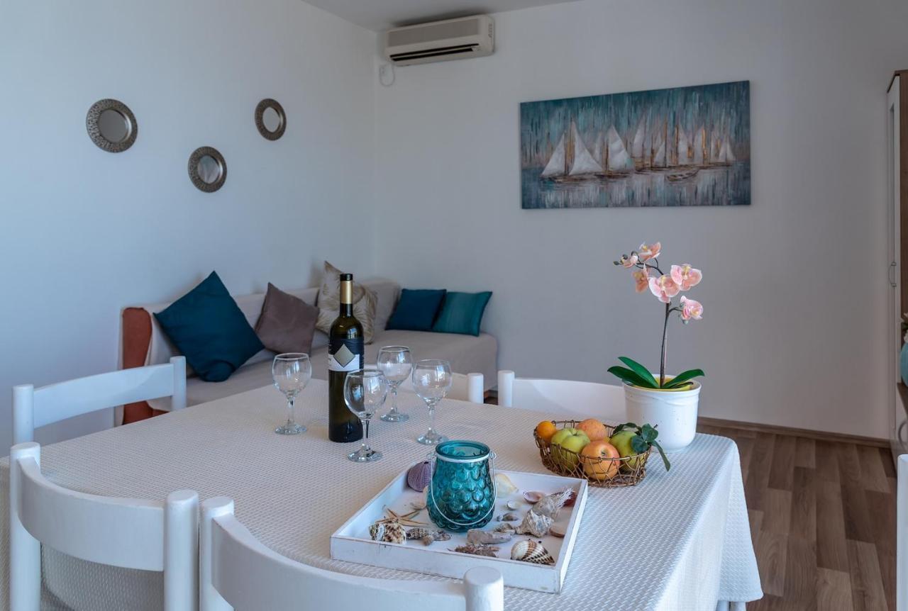 Apartment Bor - On The Beach Malinska Esterno foto