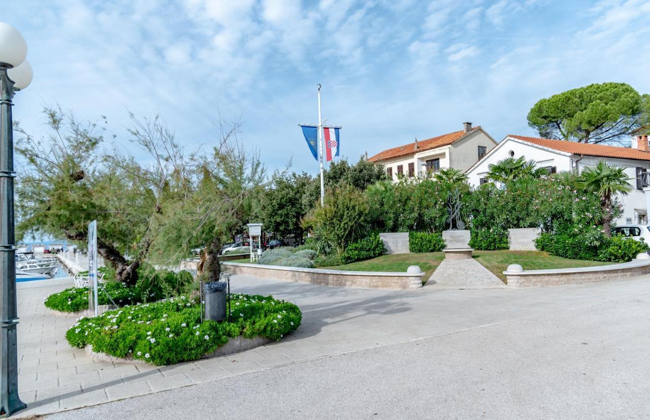 Apartment Bor - On The Beach Malinska Esterno foto