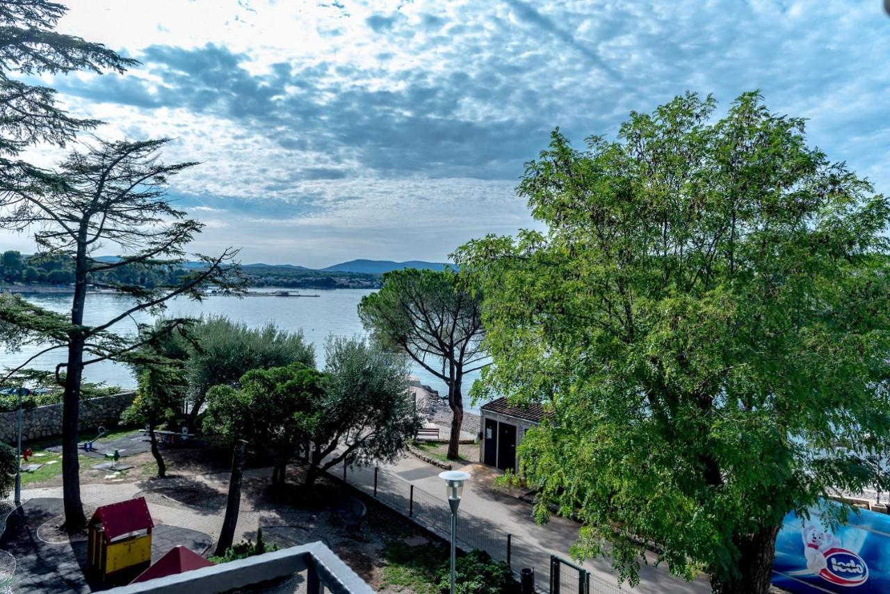 Apartment Bor - On The Beach Malinska Esterno foto